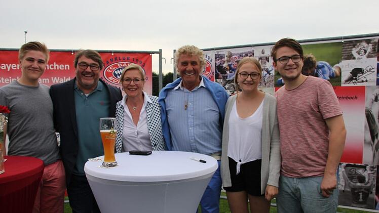 Jean-Marie Pfaff mit der Unternehmerfamilie Wiegand. Foto: Veronika Schadeck