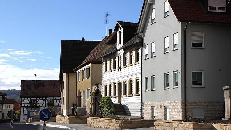 Die neue Ortsstraße mit Gestaltung des Gehweges und der Grünanlagen vor den Häusern, die mit Sandstein eingefasst wurden.   Fotos: Günther Geiling