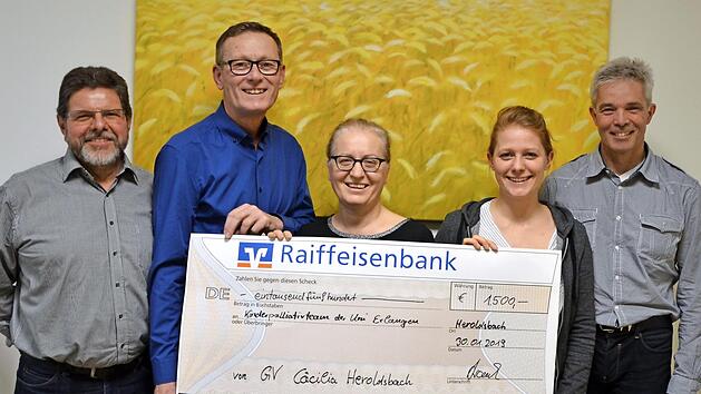 Bei der Spenden&uuml;bergaben freuten sich (von links): Andreas Rascher, Helmut B&uuml;ttner, Chara Gravou-Apostolatou, Michelle Dotzauer und Franz-Josef Frank. Foto: privat