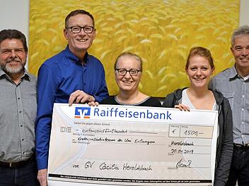 Bei der Spendenübergaben freuten sich (von links): Andreas Rascher, Helmut Büttner, Chara Gravou-Apostolatou, Michelle Dotzauer und Franz-Josef Frank. Foto: privat