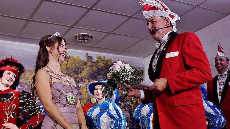 Vorsitzender Matthias Bühner gratuliert der neuen Prinzessin Juliane Metz.Werner Vogel