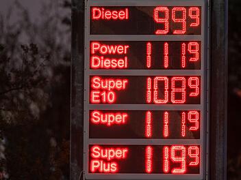 Den Liter Diesel bekommt der Autofahrer in Franken vielerorts schon für 99 Cent oder weniger. Foto: Jens Büttner/dpa