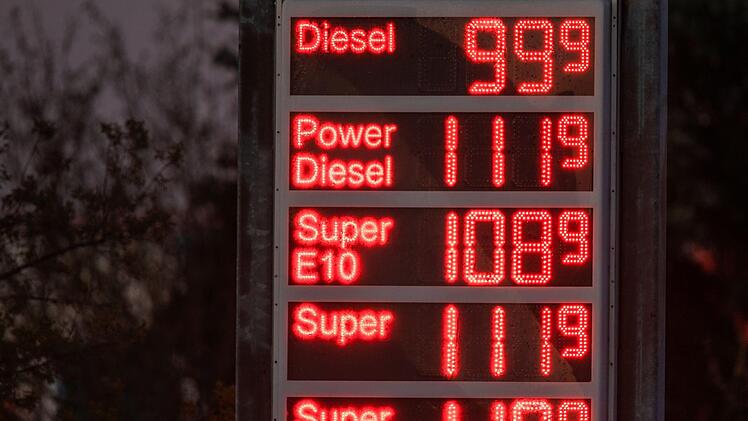 Den Liter Diesel bekommt der Autofahrer in Franken vielerorts schon für 99 Cent oder weniger. Foto: Jens Büttner/dpa