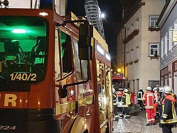 Feueralarm in der Fischergasse 10: Atemschutztrupps der Feuerwehr brachten beim Kinderwagenbrand am 2. August 2020 die Bewohner des Mehrfamilienhauses ins Freie. Sie trugen dabei Rettungsfluchthauben über dem Kopf - zum Schutz vor den Rauchgasen.
