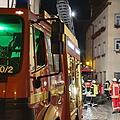 Feueralarm in der Fischergasse 10: Atemschutztrupps der Feuerwehr brachten beim Kinderwagenbrand am 2. August 2020 die Bewohner des Mehrfamilienhauses ins Freie. Sie trugen dabei Rettungsfluchthauben über dem Kopf - zum Schutz vor den Rauchgasen.