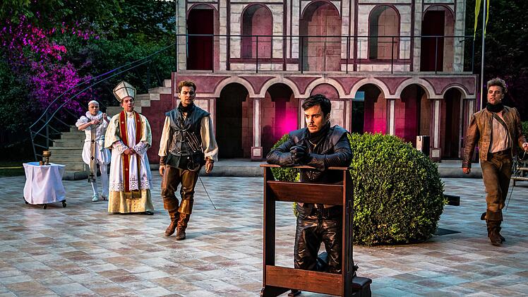Szene aus "Die drei Musketiere" in der Inszenierung des Landestheaters Coburg zum Auftakt der Sommerfestspiele im HofgartenFoto: Sylvain Guillot
