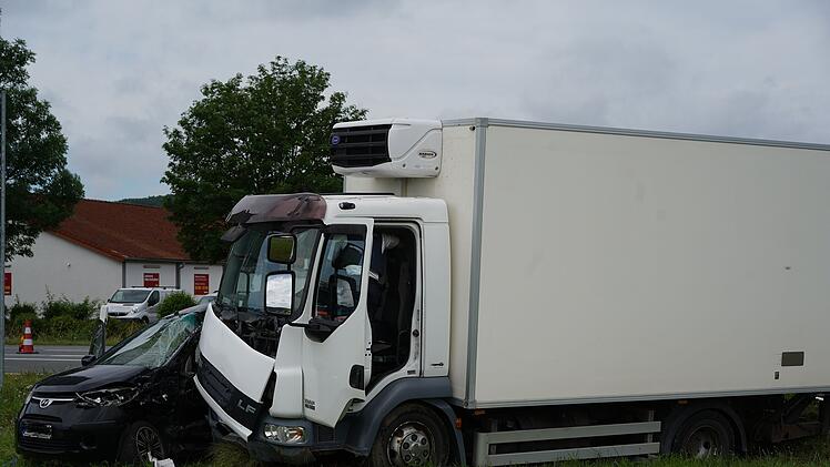 B27: Die Einsatzkr&auml;fte sind vor Ort.