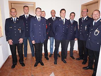 Ehrungen und Beförderungen bei der Feuerwehr Breitenbach-Mitgenfeld. Das Bild zeigt (von links): Kommandant  Michael Greger, Jonas Jehn, Julian Beck, Johannes Beck, Günter Muth, Konstantin Zeier, Timo Fischer, Bürgermeister Dieter Muth und den stellvertretenden Kommandanten Holger  Börner.