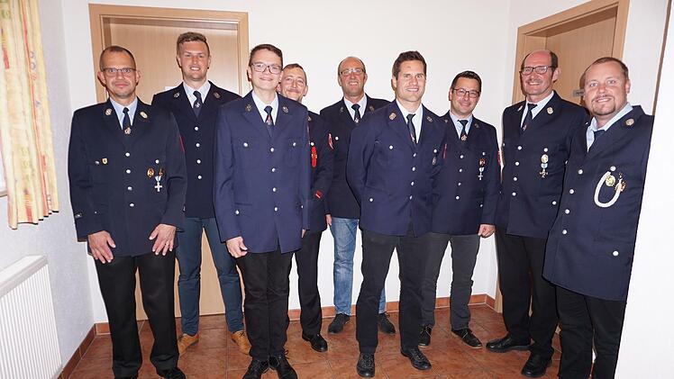 Ehrungen und Beförderungen bei der Feuerwehr Breitenbach-Mitgenfeld. Das Bild zeigt (von links): Kommandant  Michael Greger, Jonas Jehn, Julian Beck, Johannes Beck, Günter Muth, Konstantin Zeier, Timo Fischer, Bürgermeister Dieter Muth und den stellvertretenden Kommandanten Holger  Börner.