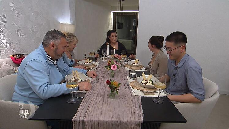 Die Vorspeise lacht Charlotte, Elena und Philip optisch an. Nico weniger, der mag keinen Salat.