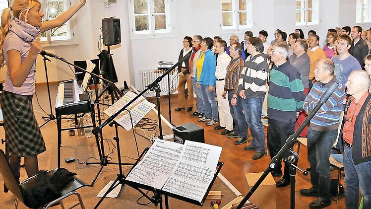 140 Sängerinnen und Sänger aus dem ganzen Landkreis und darüber hinaus trafen sich am Wochenende in der Alten Aula zum alljährlichen Chor-Wochenende des Sängerkreises Bad Kissingen. Links Diplom-Musiklehrerin Ilona Seufert aus Planegg.  Foto: Dieter Britz