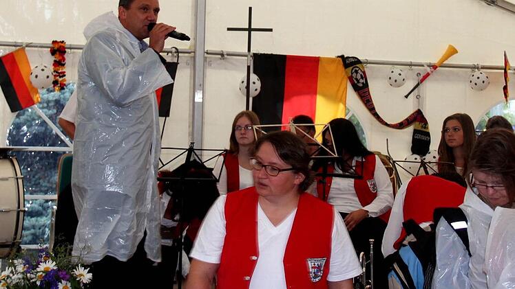 Ludwig Wahl begrüßte die Gäste im Regenponcho.