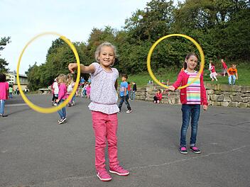 Mit dem Hula Hoop Reifen sind die Pausen nie langweilig. Foto: Katja Müller