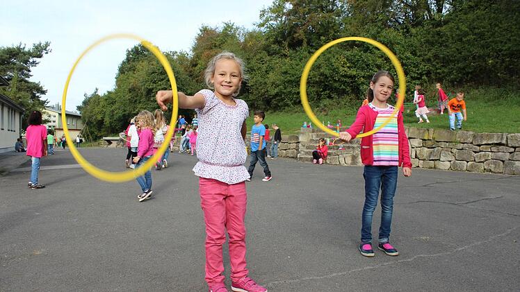 Mit dem Hula Hoop Reifen sind die Pausen nie langweilig. Foto: Katja Müller