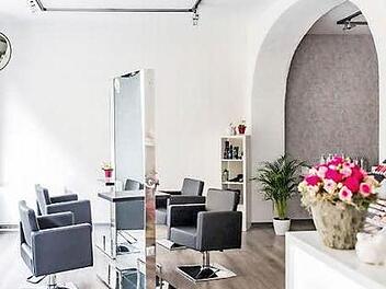 Der Salon "Haarmonie" besticht durch edle Materialien und ein modernes Ambiente. Hier können sich Kunden entspannen und verwöhnen lassen.