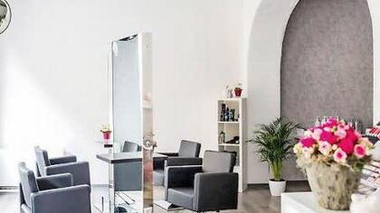 Der Salon "Haarmonie" besticht durch edle Materialien und ein modernes Ambiente. Hier können sich Kunden entspannen und verwöhnen lassen.