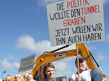 Kauerndorf protestiert gegen die Zurückstufung ihrer Umgehungsstraße auf den St. Nimmerleinstag. Foto: Sonny Adam