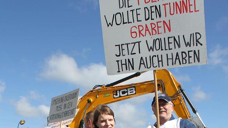Kauerndorf protestiert gegen die Zurückstufung ihrer Umgehungsstraße auf den St. Nimmerleinstag. Foto: Sonny Adam