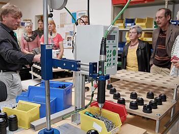 Das Angebot zur Werkstattführung beim Sommerfest der Lebenshilfe Nüdlingen wurde gern angenommen. Foto: Sigismund von Dobschütz