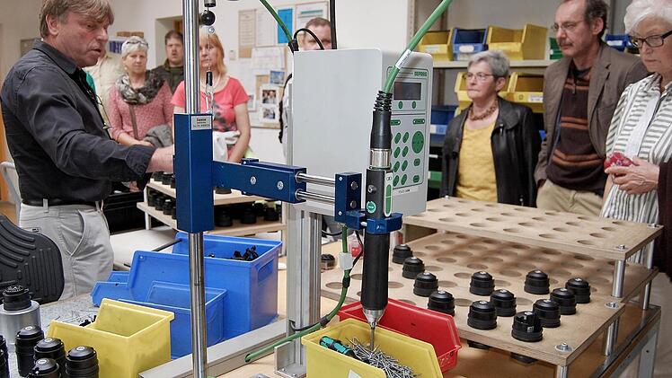 Das Angebot zur Werkstattführung beim Sommerfest der Lebenshilfe Nüdlingen wurde gern angenommen. Foto: Sigismund von Dobschütz