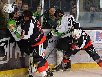Dem ECDC Memmingen war in Höchstadt jedes Mittel recht, um die Alligators vom Thron zu stoßen, doch der Tabellenführer der Gruppe A wehrte sich erfolgreich.  Foto: Picturedreams