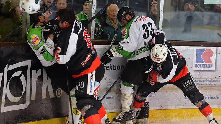 Dem ECDC Memmingen war in Höchstadt jedes Mittel recht, um die Alligators vom Thron zu stoßen, doch der Tabellenführer der Gruppe A wehrte sich erfolgreich.  Foto: Picturedreams