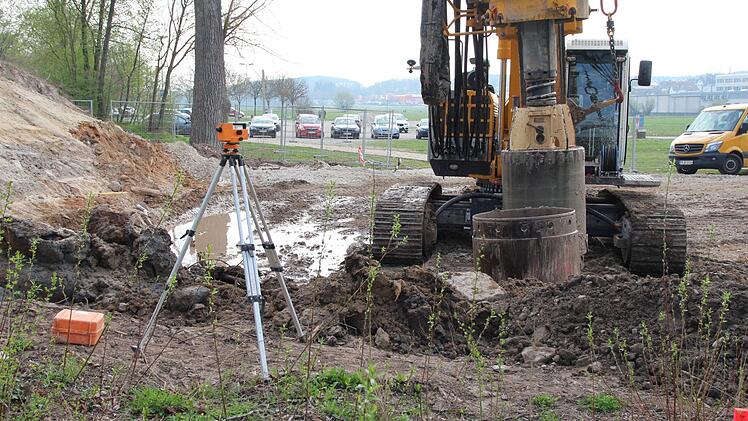 Am neuen Aischübergang wird mit Hochdruck gearbeitet. Foto: Andreas Dorsch