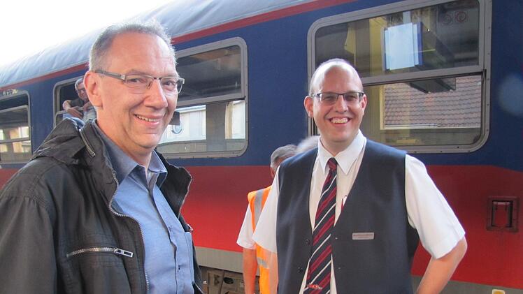 Bürgermeister Thomas Nowak und Christian Aubert von der Firma Bahntouristikexpress begrüßen am Coburger Hauptbahnhof die Gäste zum Coburger Express (früher Coburger Seniorenexpress) nach Mainz. Foto: Martin Koch