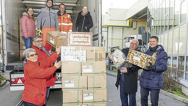 Tatkr&auml;ftige Unterst&uuml;tzung beim Verladen der Pakete f&uuml;r die Weihnachtstrucker am Schaeffler-Standort Herzogenaurach (von links): Betriebsr&auml;te Marinela Thiel und Norbert Lamm, Olaf Riesebeck (Personalleiter am Standort), J&ouml;rg Lange (Leiter Personalmanagement Werk).
