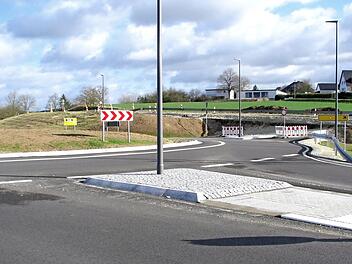 In der Mitte wird demn&auml;chst die Stra&szlig;e vom Kreisel Richtung Meschenbach abzweigen. Im Hintergrund ist momentan noch die derzeitige Ortsverbindung zu sehen; dar&uuml;ber H&auml;user des Pyramidenwegs.  Fotos: Karbach