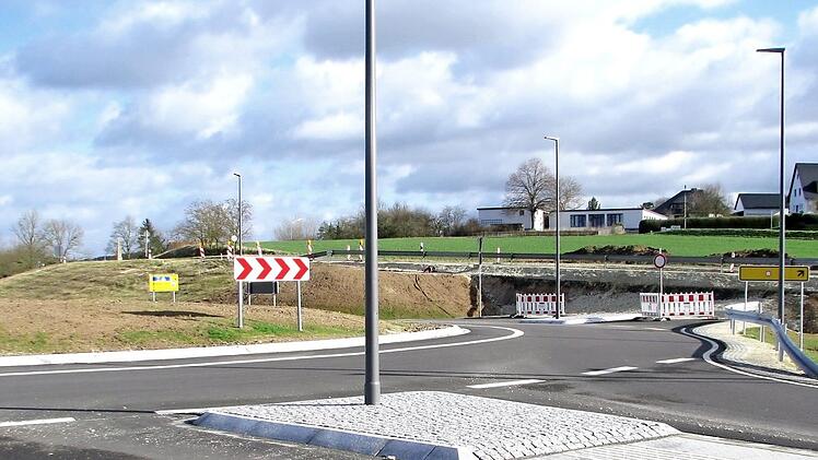 In der Mitte wird demn&auml;chst die Stra&szlig;e vom Kreisel Richtung Meschenbach abzweigen. Im Hintergrund ist momentan noch die derzeitige Ortsverbindung zu sehen; dar&uuml;ber H&auml;user des Pyramidenwegs.  Fotos: Karbach