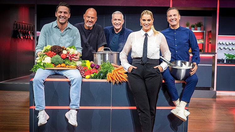 Freuen sich auf bekannte Gesichter, die sich mit Sch&uuml;rze und Kochl&ouml;ffel bew&auml;hren m&uuml;ssen (von links): Alexander Kumptner, Frank Rosin, Alexander Herrmann, Moderatorin Angelina Kirsch und Tim Raue.
