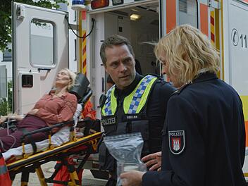 Polizeir&auml;tin Melanie Hansen (Sanna Englund, rechts) und ihr Team nehmen nach dem Zusammenbruch einer Fernsehmoderatorin die Ermittlungen auf.