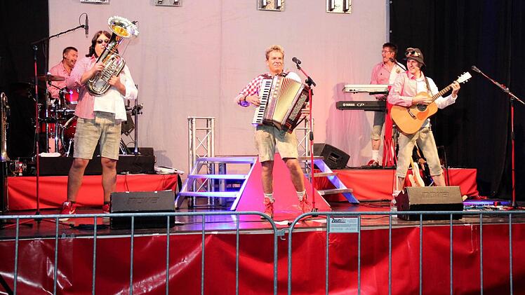 Die Showband "Aischzeit" heizte ein.