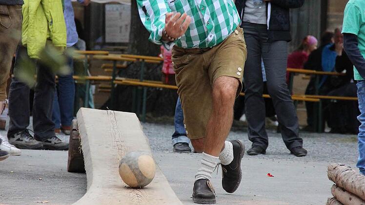 Das Kegeln auf der Sandbahn gehört zur Tradition bei der Limmersdorfer Lindenkirchweih. Hubertus Blei konnte am Sonntag ein überragendes Ergebnis erzielen. Am Montag gewann Florian Thormeyer das begehrte Krügla.