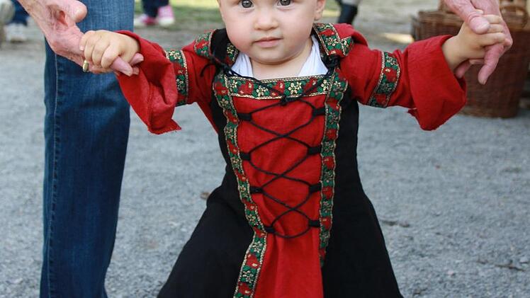 Bereits die einjährige Charlotte hatte das passende Gewand.