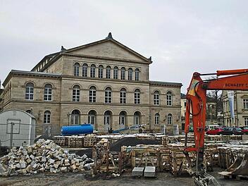 Ach sähe es doch endlich so auf dem Schlossplatz aus, um die lange anstehende Generalsanierung des Landestheaters zu bewältigen. Unser Archivbild entstand bei der Neugestaltung des Theaterplatzes. Morgen geht es bei einer Stadtrats-Sondersitzung um die Finanzierung der größten Baumaßnahme in der Geschichte des Landestheaters. Foto: Jochen Berger
