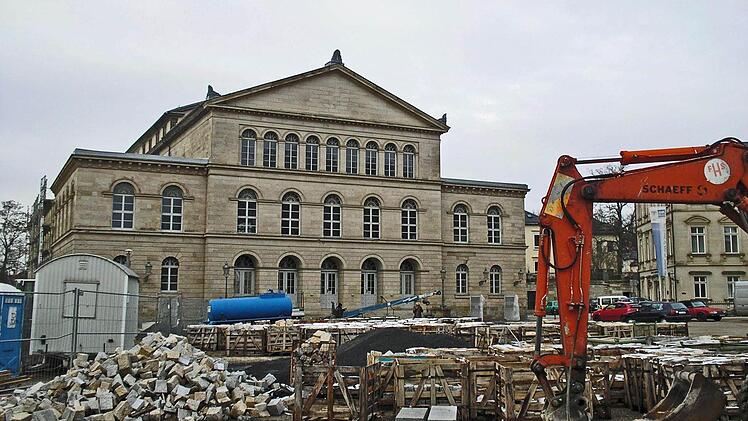 Ach sähe es doch endlich so auf dem Schlossplatz aus, um die lange anstehende Generalsanierung des Landestheaters zu bewältigen. Unser Archivbild entstand bei der Neugestaltung des Theaterplatzes. Morgen geht es bei einer Stadtrats-Sondersitzung um die Finanzierung der größten Baumaßnahme in der Geschichte des Landestheaters. Foto: Jochen Berger