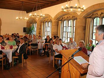 Dorothea Greiner referiert beim Frauenmahl in Mönchröden.Foto: Gabi Bertram