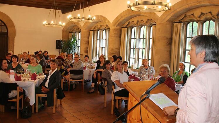 Dorothea Greiner referiert beim Frauenmahl in Mönchröden.Foto: Gabi Bertram