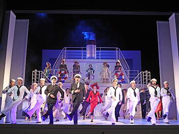 Schwungvolle Premiere: Reichlich Beifall gab es für die Neuinszenierung von "Anything Goes" am Landestheater Coburg. Foto: Henning Rosenbusch
