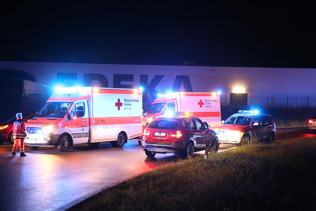 Auto kommt bei Hof von B15 ab