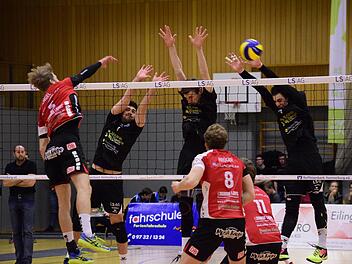 Der Kampfgeist stimmt: Die Hammelburger (von links) Bruno Simunic, Henning Schulte und Moritz Rauber zeigen im Derby gegen die Oshino Volleys Eltmann spektakuläres Volleyball.Till Oschmann