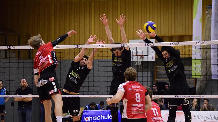 Der Kampfgeist stimmt: Die Hammelburger (von links) Bruno Simunic, Henning Schulte und Moritz Rauber zeigen im Derby gegen die Oshino Volleys Eltmann spektakuläres Volleyball.Till Oschmann