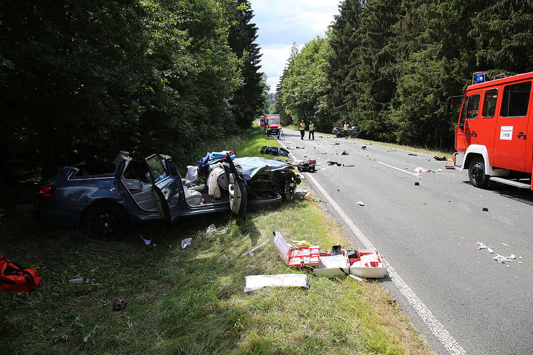 Frontalcrash in Oberfranken: Fahrer bei Unfall eingeklemmt und schwer verletzt
