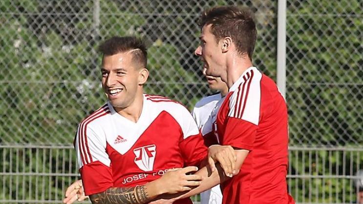 Dominik Sperlein (früher Schütz) befindet sich in starker Frühform. Vier Treffer hat der SVM-Angreifer bereits erzielt. Hier jubelt er mit Neuzugang Dominik Römer (r.) nach seinem Tor zur 1:0-Führung gegen den FC Eintracht Bamberg. Foto: sportpress