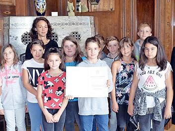 Die Schüler der Albert-Blankertz Grund- und Mittelschule Redwitz erhielten eine Ehrenurkunde für fleißiges Spendensammeln für den Volksbund Deutscher Kriegsgräberfürsorge.  Foto: che