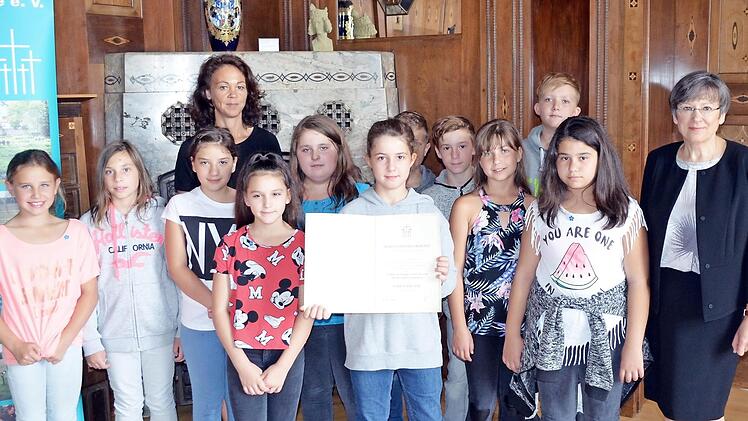 Die Schüler der Albert-Blankertz Grund- und Mittelschule Redwitz erhielten eine Ehrenurkunde für fleißiges Spendensammeln für den Volksbund Deutscher Kriegsgräberfürsorge.  Foto: che