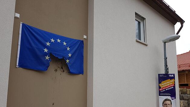 Die Europa-Flagge am Haus des Bamberger OB-Kandidaten Hans-Günter Brünker (Volt) ist in der Nacht zum Samstag angezündet worden.  Foto: Hans-Günter Brünker