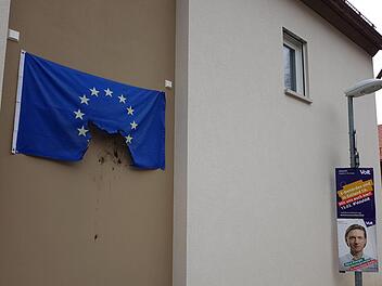 Die Europa-Flagge am Haus des Bamberger OB-Kandidaten Hans-Günter Brünker (Volt) ist in der Nacht zum Samstag angezündet worden.  Foto: Hans-Günter Brünker